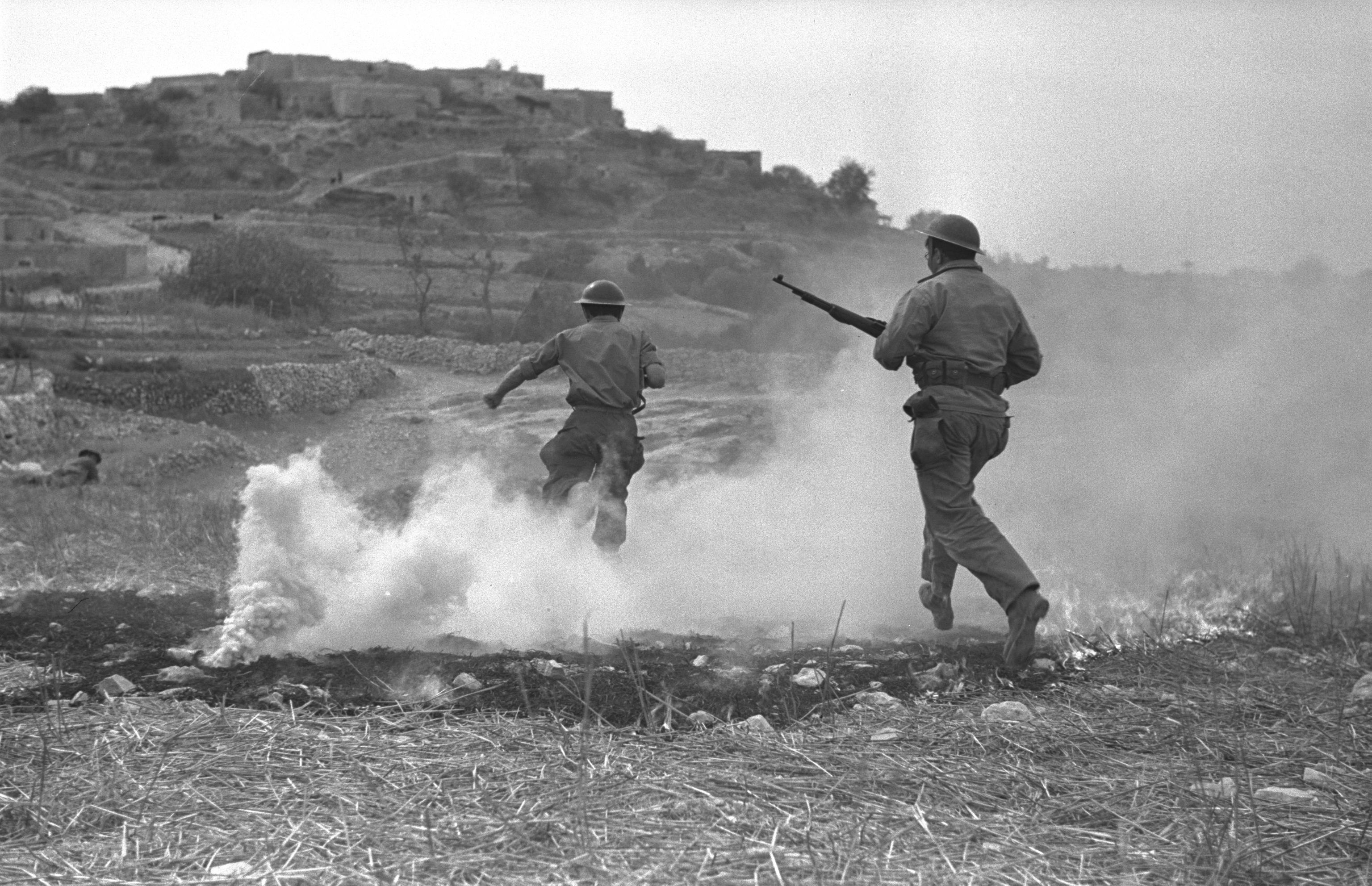 חיילים ישראלים במהלך כיבוש הכפר הערבי סעסע במהלך מבצע חירם