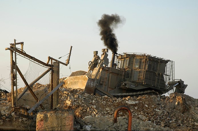 דחפור D9 משוריין הורס מוצב של חזבאללה בגבול ישראל-לבנון, 2006. צה"ל לא צריך לחשוש מחיכוך עם האויב אלא לחתור אליו ולראות בכך הזדמנות להשמידו