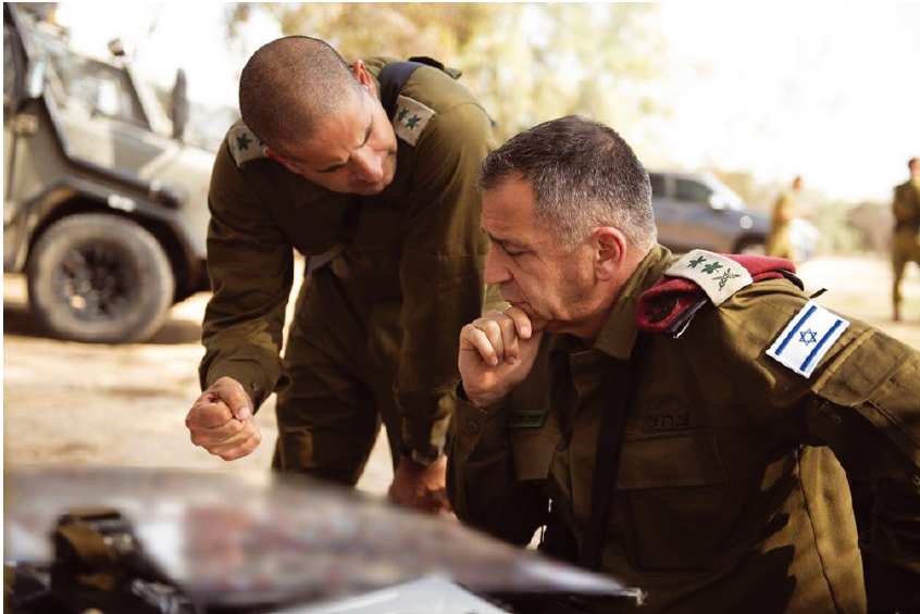 הרמטכ״ל רא״ל אביב כוכבי בסיור והערכת מצב בגזרת אוגדת עזה (קרדיט: דובר צה"ל)