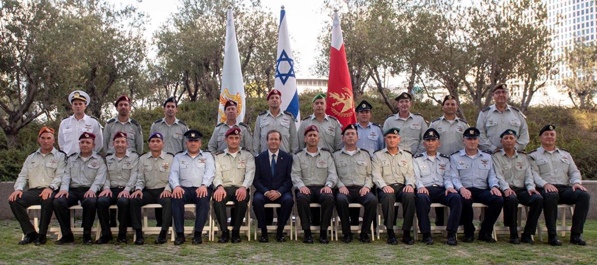 פורום מטכ"ל בתמונה משותפת עם נשיא המדינה יצחק הרצוג במהלך ביקור במחנה רבין. 9 באוגוסט 2021