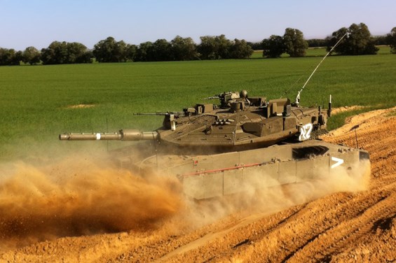 טנק מרכבה סימן 4מ בנסיעה בציר הוברס שעל גדר המערכת