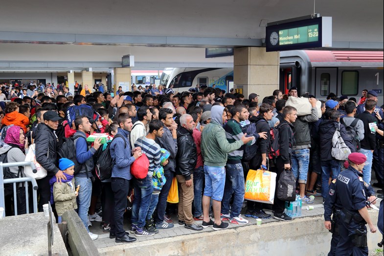 פליטים בתחנת הרכבת וינה מערב, ממתינים לרכבת שתיקח אותם לגרמניה, 5 בספטמבר 2015