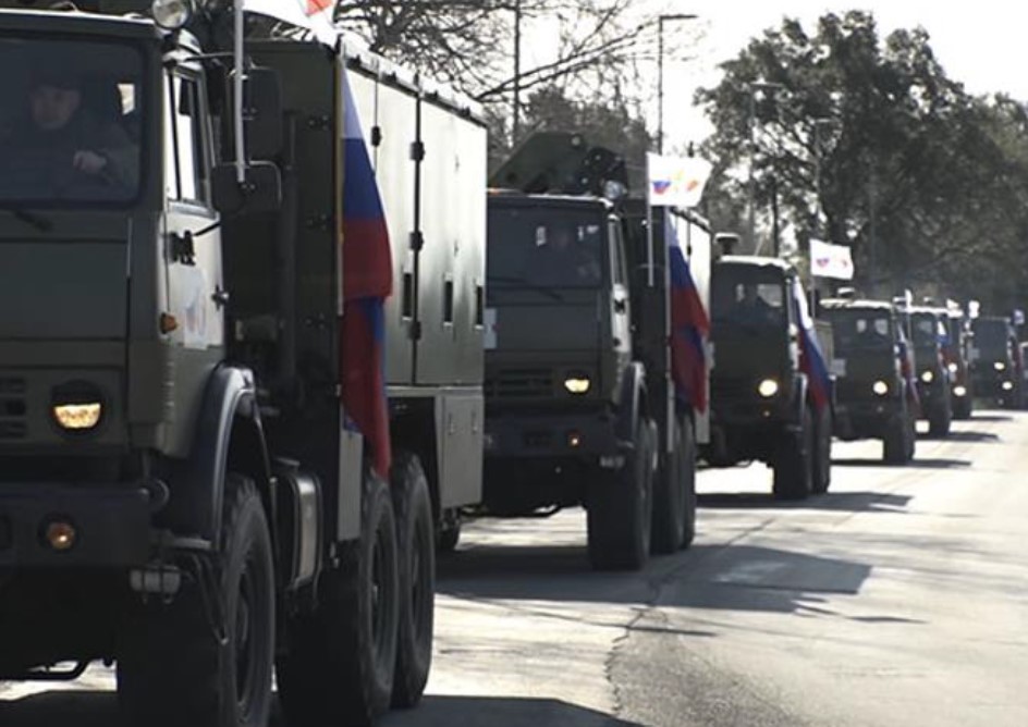 השיירה של כוח הסיוע הרוסי באיטליה בדרך מרומא לברגמו. צילום: אתר משרד ההגנה הרוסי