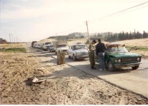 חיילי צה"ל במחסום דרכים בג'באליה ברצועת עזה, פברואר 1988